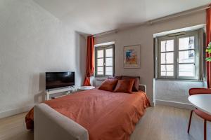 Posteľ alebo postele v izbe v ubytovaní Au cœur de l'Effervescence Terracotta - Une Nuit à Nîmes