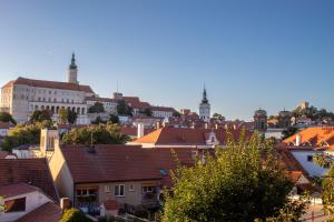 Výhľad na mesto Mikulov alebo výhľad na mesto priamo z penziónu