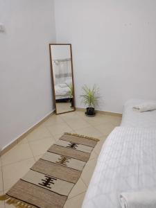 una camera da letto con due tappeti sul pavimento e uno specchio di House with backyard in dahab a Dahab