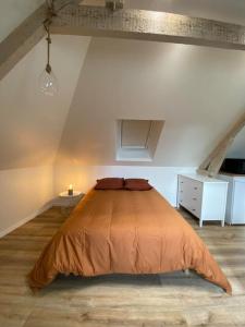 ブリーヴ・ラ・ガイヤルドにあるAppartement chaleureux - Clim réversible - Meublé A-Zのベッドルーム1室(屋根裏部屋に大型ベッド1台付)