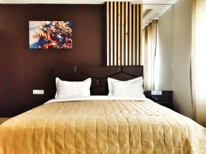 ein Schlafzimmer mit einem großen Bett mit weißen Kissen in der Unterkunft Hotel Delhi Aerocity, NH 8 in Neu-Delhi