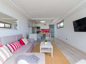 een woonkamer met een bank en een tafel bij Aguila Beach Ocean View By CanariasGetaway in San Bartolomé