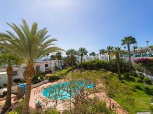 een luchtzicht op een zwembad van het resort met palmbomen bij Aguila Beach Ocean View By CanariasGetaway in San Bartolomé