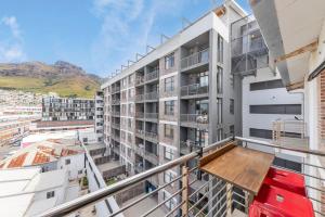 Apartment mit Balkon und Blick auf die Gebäude in der Unterkunft Mountain View Apartment at Woodstock Quarter in Kapstadt