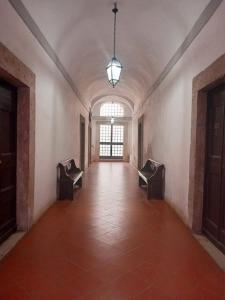 un pasillo vacío con una gran ventana en un edificio en San Gregorio, en Orte
