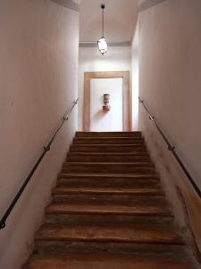 una escalera en una habitación vacía con una escalera en San Gregorio, en Orte