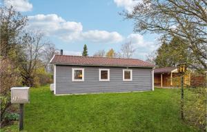ein Haus mit einem Hof mit einem Briefkasten davor in der Unterkunft Lovely Home In Frvang With Kitchen in Fårvang
