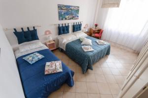 1 Schlafzimmer mit 2 Betten und einem Sofa in der Unterkunft Soggiorno in Valdelsa in Poggibonsi