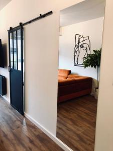 przesuwane drzwi prowadzące do salonu z kanapą w obiekcie Green Stone Apartment III w Bydgoszczy