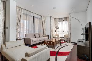 Posezení v ubytování Splendid 2BR at Royal Amwaj Palm Jumeirah by Deluxe Holiday Homes
