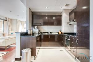 Kuchyň nebo kuchyňský kout v ubytování Splendid 2BR at Royal Amwaj Palm Jumeirah by Deluxe Holiday Homes
