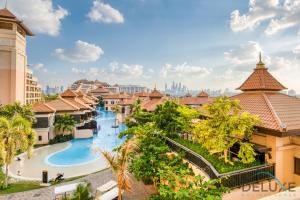 Výhled na bazén z ubytování Splendid 2BR at Royal Amwaj Palm Jumeirah by Deluxe Holiday Homes nebo okolí