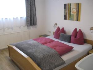 ウムハウゼンにあるHaus Falkner Barbaraのベッドルーム1室(ピンクの枕とシンク付きのベッド1台付)