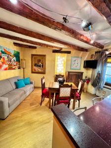 ein Wohnzimmer mit einem Sofa und einem Tisch in der Unterkunft Jolie Maison Aosta Centro in Aosta