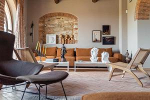 sala de estar con sofá y sillas en Paradis Agricole en Pietrasanta