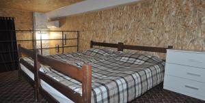 una camera da letto con un letto e una cassettiera di Дворівневі Апартаменти-Лофт у Старому місті a Kam"janec'-Podil's'kyj