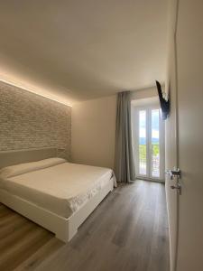 A bed or beds in a room at Rosso Conero - Le Grotte Rooms & Apartments