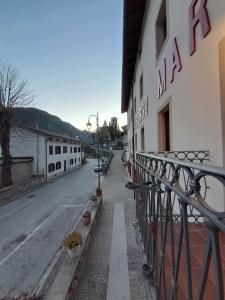 een gebouw met een hek naast een straat bij Albergo Martina in Chiusaforte