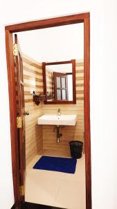 y baño con lavabo y espejo. en Tropical Inn en Mirissa