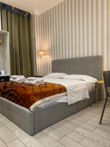 een slaapkamer met een bed in een kamer met: bij fabio rooms 102 in Rome