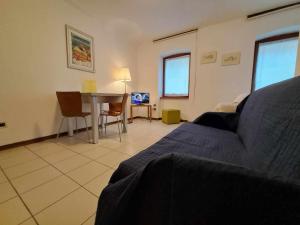 een woonkamer met een bank en een tafel bij Albergo Martina in Chiusaforte