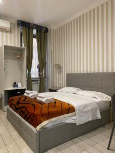 een slaapkamer met een bed met een dekbed erop bij fabio rooms 102 in Rome
