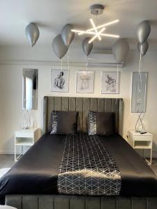 Postel nebo postele na pokoji v ubytování Savigny-le-Temple : Magnifique suite avec jacuzzi