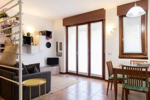- un salon avec un canapé et une table dans l'établissement Appartamento bilocale, à Vérone