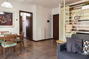 - un salon avec une table et une salle à manger dans l'établissement Appartamento bilocale, à Vérone