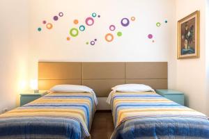 ヴェローナにあるAppartamento bilocaleのベッド2台が隣同士に設置された部屋です。