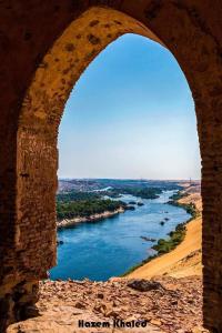 a view of a river from a stone archway at Rose travel_trips in Jazīrat al ‘Awwāmīyah