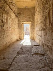 um corredor vazio num edifício antigo com uma porta em Rose travel_trips em Jazīrat al ‘Awwāmīyah