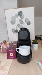 Příslušenství pro přípravu čaje a kávy v ubytování Loving My Rooms 1 - Deliziosa Mansarda in Centro