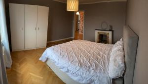 1 dormitorio con 1 cama y armario blanco en Iris en Huskvarna