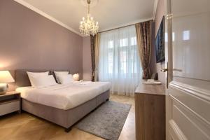 Postel nebo postele na pokoji v ubytování Milosrdnych Apartments