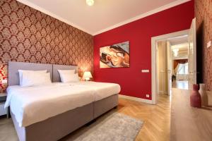 Postel nebo postele na pokoji v ubytování Milosrdnych Apartments