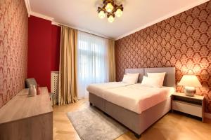 Postel nebo postele na pokoji v ubytování Milosrdnych Apartments