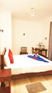 1 dormitorio con 1 cama grande en una habitación en Tropical Inn, en Mirissa