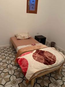 Shabīkah的住宿－Castello Bianco，一间带两张床的卧室,铺有瓷砖地板。
