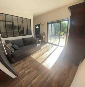 een woonkamer met een bank en een groot raam bij Studio Nîmes in Nîmes