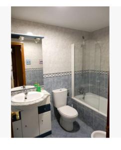 a bathroom with a toilet and a sink and a tub at APARTAMENTO CON PISCINA CERCA DE LA NUEVA FE. in Valencia