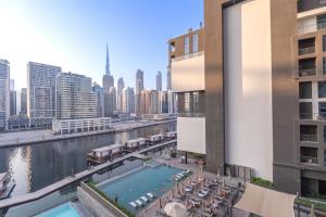 Bazén v ubytování Elegant treat with Burj Khalifa view by Suiteable nebo v jeho okolí