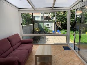 een woonkamer met een bank en een tafel bij La Vallée, spacieuse maison 6 chambres, Le Havre in Le Havre