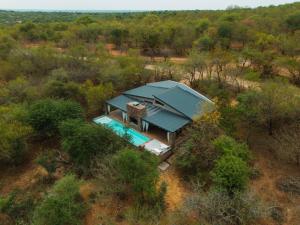 uma vista superior de uma casa com piscina em Kruger River Villas - LionsGate em Marloth Park