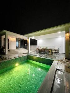 una casa con piscina di notte di Samarra Villa with Swimming pool a Kota Bharu