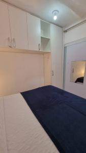 - une chambre avec un grand lit et des placards blancs dans l'établissement Appartement Belle Paris - Beira Mar Praia do Francês, à Marechal Deodoro