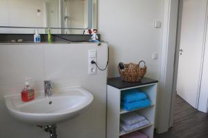 フレンスブルクにあるfrische Briseの洗面台と鏡のあるバスルーム +10枚の写真