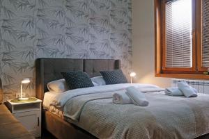 1 dormitorio con 1 cama con toallas en Relax Home Downtown Apartment, en Belgrado