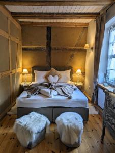 ein Schlafzimmer mit einem Bett mit einer Schleife darauf in der Unterkunft Schmidtalien Schlemmen und Schlummern in Dommitzsch