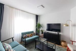 伊斯坦堡的住宿－Warm & Cozy 3BR Apartment in Central Kadıköy!，带沙发和电视的客厅